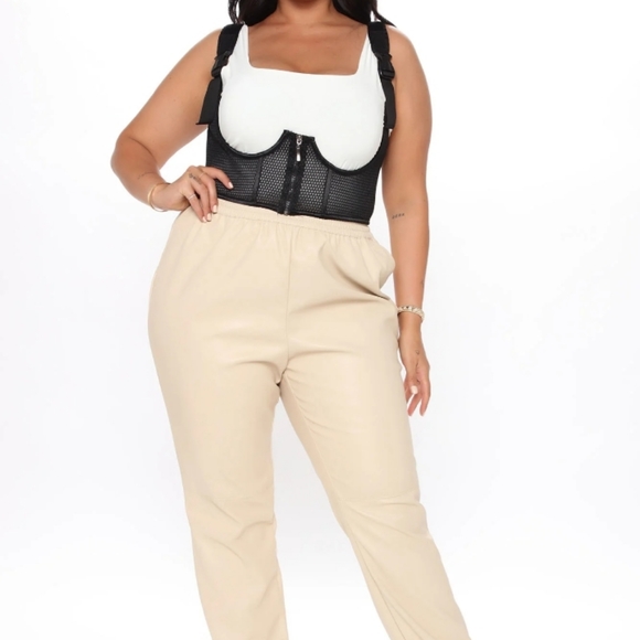 She's a stunner underwire corset - Picture 10 of 12